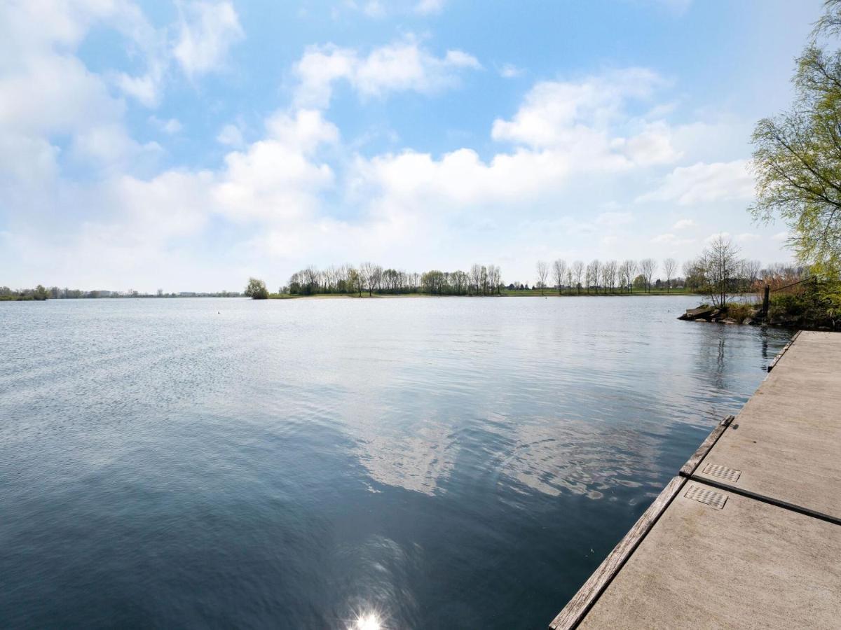 Fantastic Watervilla In Kerkdriel At The Zandmeren Lake エクステリア 写真